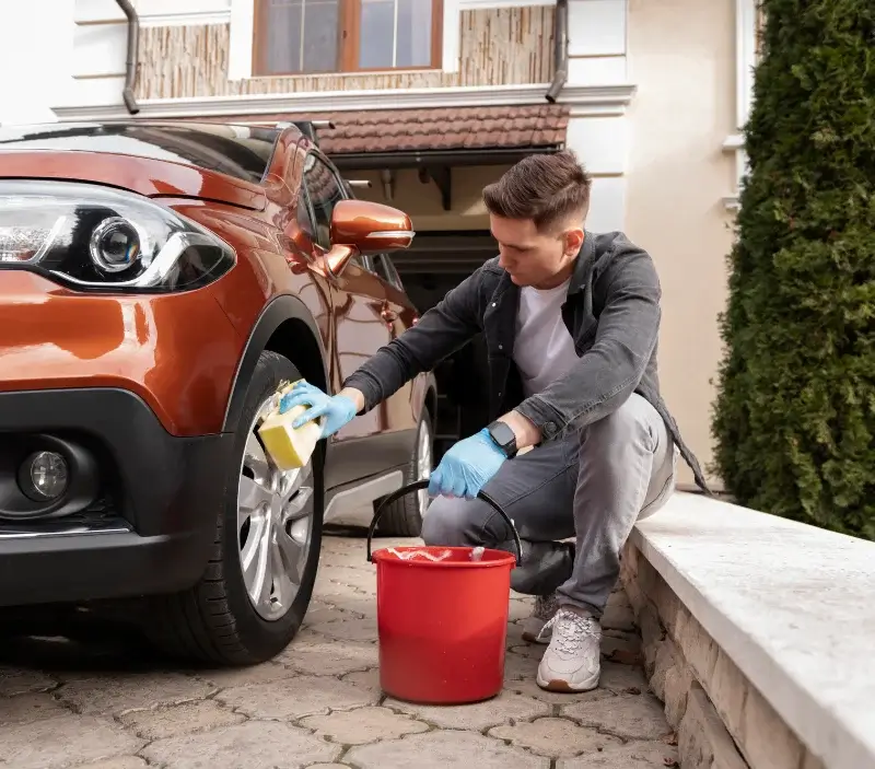 Lavage auto à domicile Abbeville : professionnel intervenant sur un véhicule